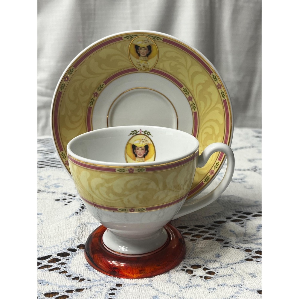 2005 Avon Mrs. P.F.E. Albee Teacup Saucer Honor Society Award